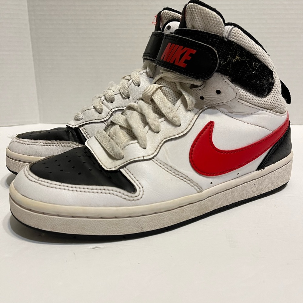 Nike Boys Court Borough 2 Mid Sneaker Size 3.5Y classic basketball shoes sneaker
